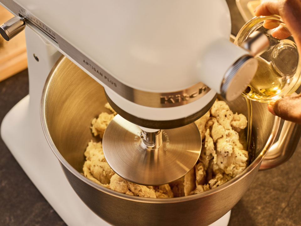 KitchenAid Artisan Plus nový robot 2026 s osvětlením a poloviční rychlostí_1
